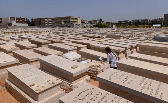 אזעקה בזמן הלוויה: בורחים לחלקת הקבורה הרוויה