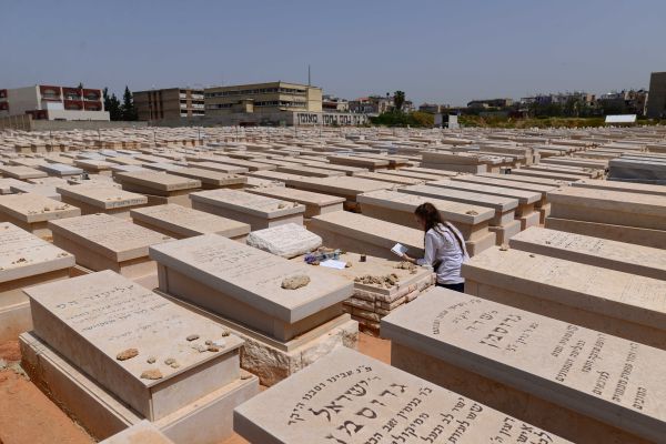אזעקה בזמן הלוויה: בורחים לחלקת הקבורה הרוויה
