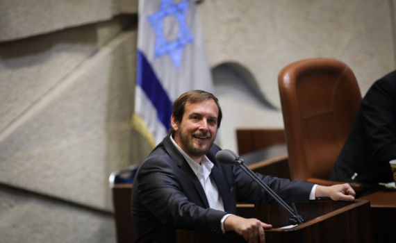 צפו: הח"כ הסביר את המצב הפולטי לביתו שתיוולד