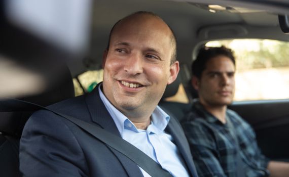 כעוף החול: בנט שוב נוסק, אך יש גם סכנות מסביב