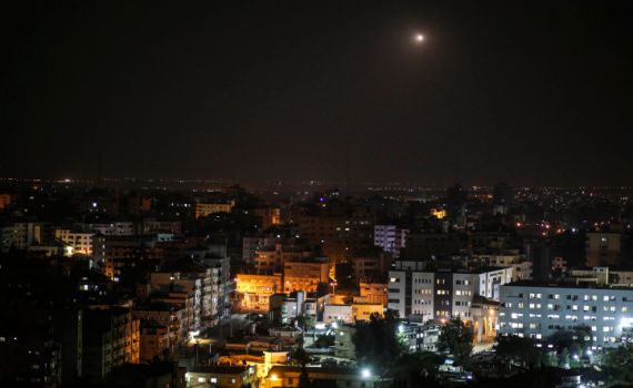 מטחים כבדים לעבר רחובות וגדרה, צה"ל שב ותקף בעזה