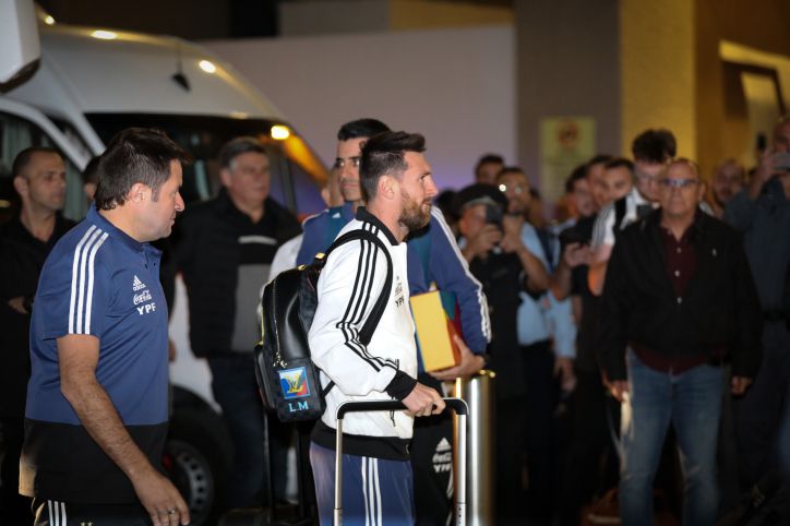 צפו: קבלת הפנים של מאות האוהדים למסי