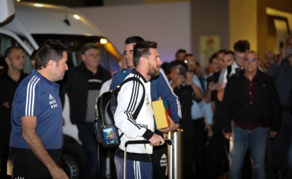 צפו: קבלת הפנים של מאות האוהדים למסי