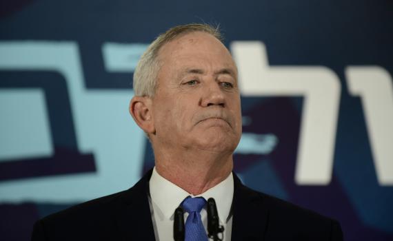 כחול לבן דורשים מנתניהו להתפטר מתפקידיו כשר