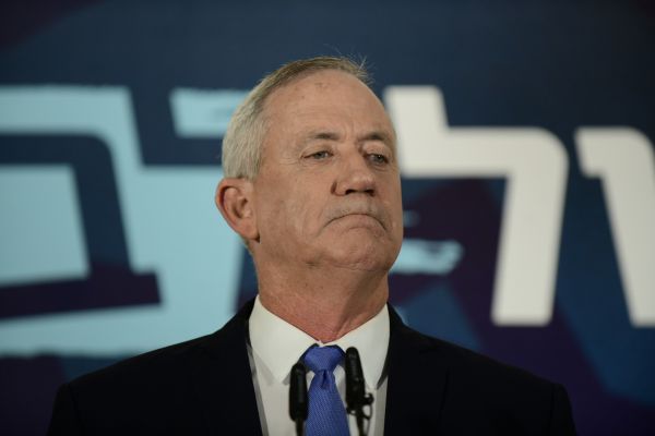 כחול לבן דורשים מנתניהו להתפטר מתפקידיו כשר