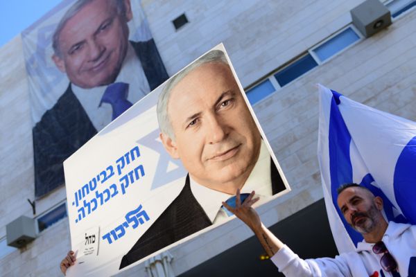 סגן ראש העיר: להוריד או להשאיר תמונת נתניהו?