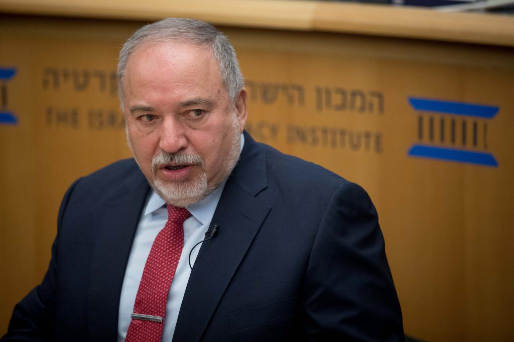 התרגיל של ליברמן: יחתום לגנץ ונתניהו להרכבת ממשלה