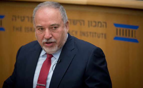 התרגיל של ליברמן: יחתום לגנץ ונתניהו להרכבת ממשלה