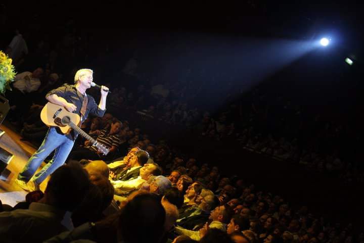 כשזה חילוני מותר לדרוש שיוותר על הערכים שלו?