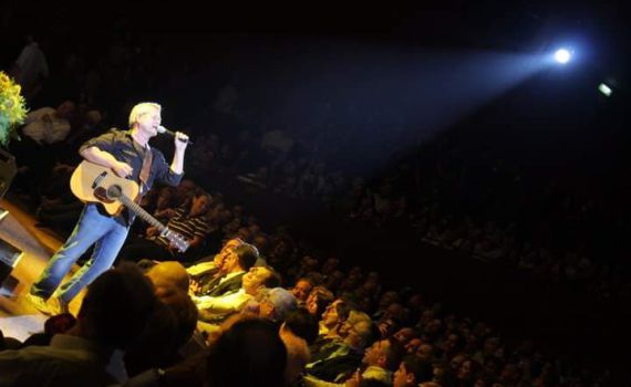 כשזה חילוני מותר לדרוש שיוותר על הערכים שלו?