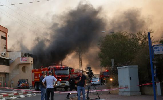 שריפת ענק בשדרות: רקטה פגעה במחסן מפעל