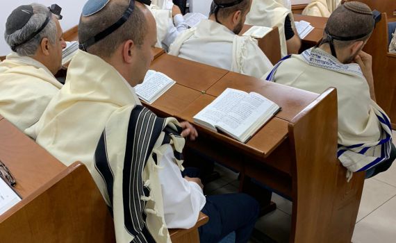 תיעוד: שר הביטחון בתפילת שחרית בבית הכנסת בקריה