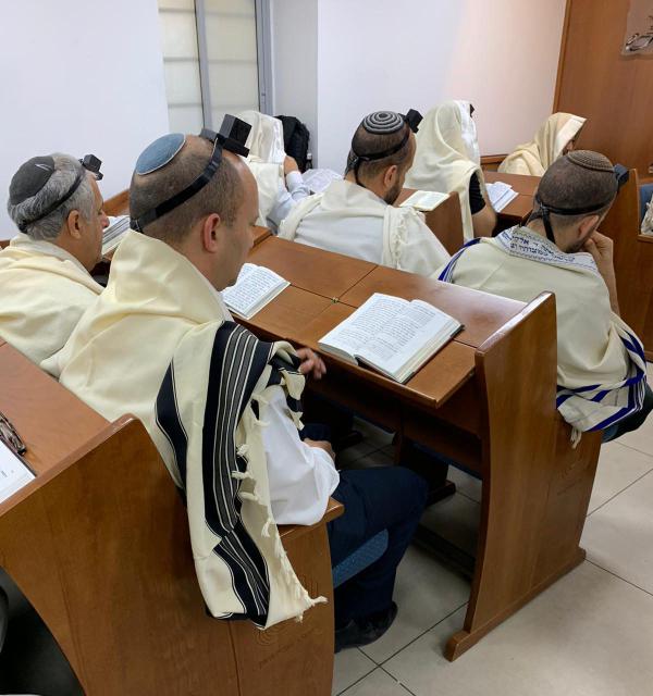 תיעוד: שר הביטחון בתפילת שחרית בבית הכנסת בקריה