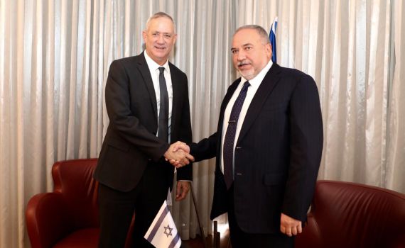 גנץ מתרכך, ליברמן מאשים את השותפים בכחול לבן