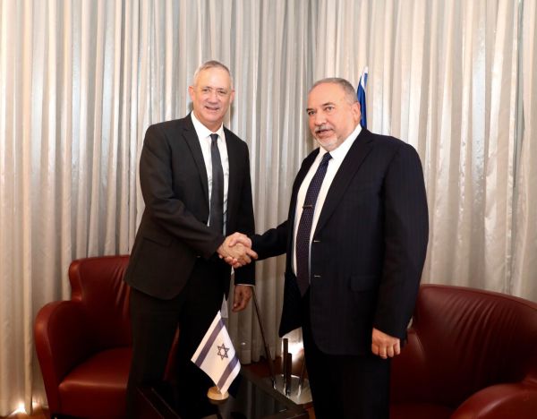 גנץ מתרכך, ליברמן מאשים את השותפים בכחול לבן