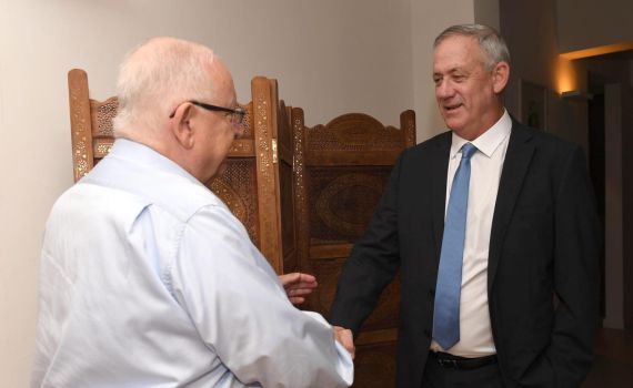 גנץ נפגש עם הנשיא: "אעשה הכל למנוע בחירות"