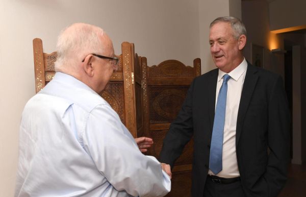 גנץ נפגש עם הנשיא: "אעשה הכל למנוע בחירות"