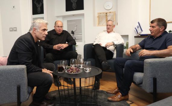 גנץ משיב לנתניהו: כרגיל, אתה דואג רק לעצמך