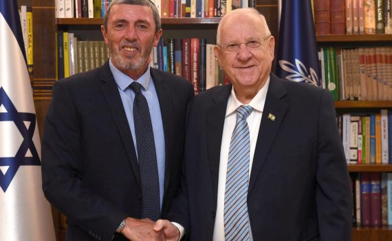 הנשיא ריבלין נפגש כעת עם יו"ר הבית היהודי השר רפי פרץ