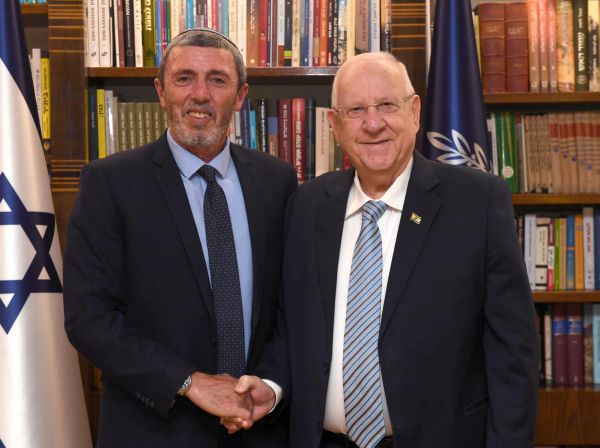 הנשיא ריבלין נפגש כעת עם יו"ר הבית היהודי השר רפי פרץ