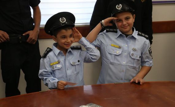 צפו: חלומם להיות שוטרים ליום אחד התגשם