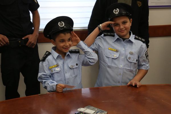 צפו: חלומם להיות שוטרים ליום אחד התגשם