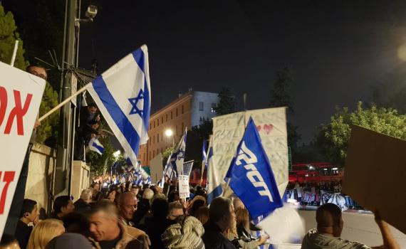 מימין ומשמאל: הפגנות בעד ונגד נתניהו בכל הארץ • צפו