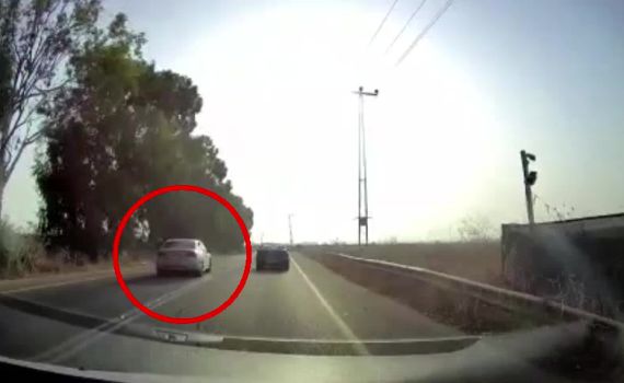 נהג חדש תועד כשהוא עוקף בפס לבן – רישיונו נפסל