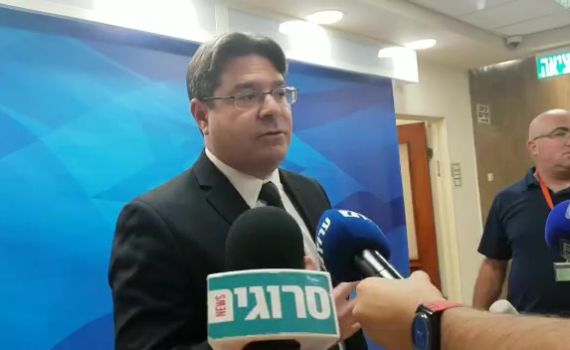 אקוניס מאשים: "ליברמן יחבור לממשלת מיעוט"