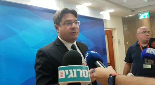 אקוניס מאשים: "ליברמן יחבור לממשלת מיעוט"