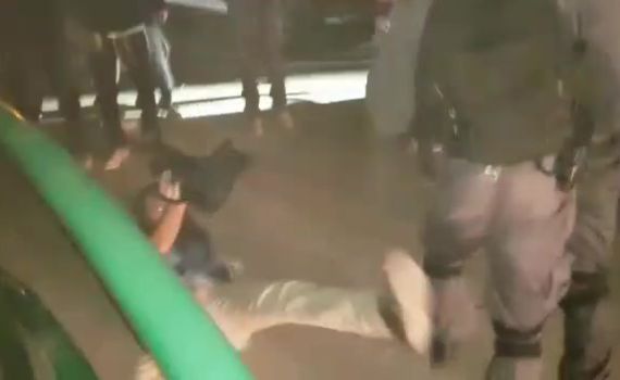 תיעוד: שוטרי יס"מ מכים צלם במהומות ביצהר