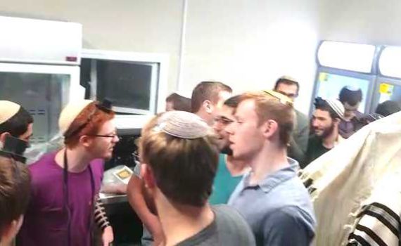 תלמידי ישיבת אורות שאול מרימים את המורל במקלט