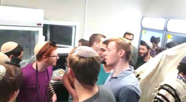 תלמידי ישיבת אורות שאול מרימים את המורל במקלט