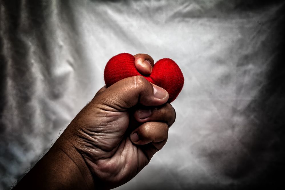 אל תתעלמי: 7 סימנים שיעזרו לך לזהות גבר אלים