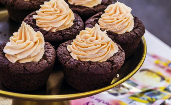 גאוני: קאפקייקס שוקולד מ-3 מרכיבים בלבד. צפו