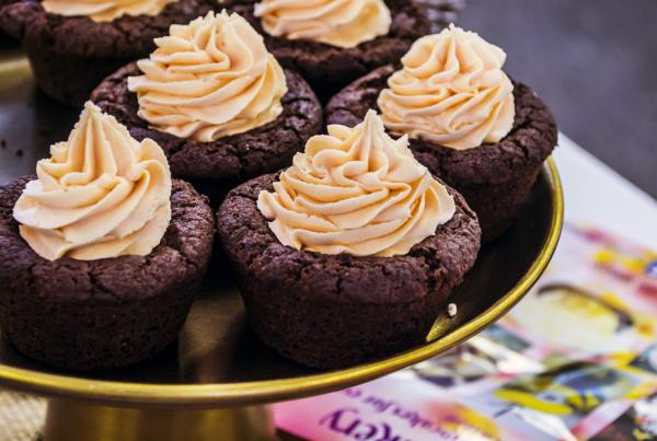 גאוני: קאפקייקס שוקולד מ-3 מרכיבים בלבד. צפו