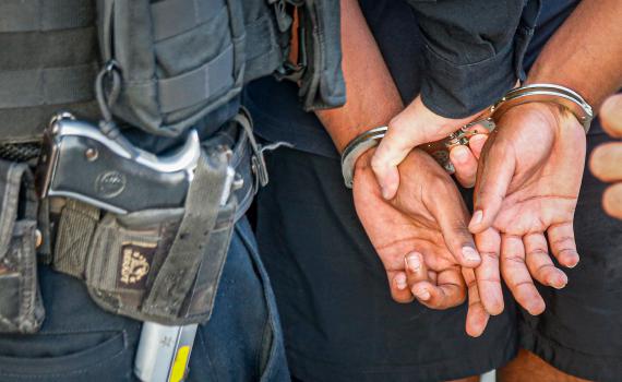 מח"ש: כתב אישום נגד שוטר שהכה עצור אזוק