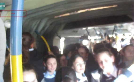 צפיפות ומחנק: השוטר עצר את האוטובוס. תיעוד