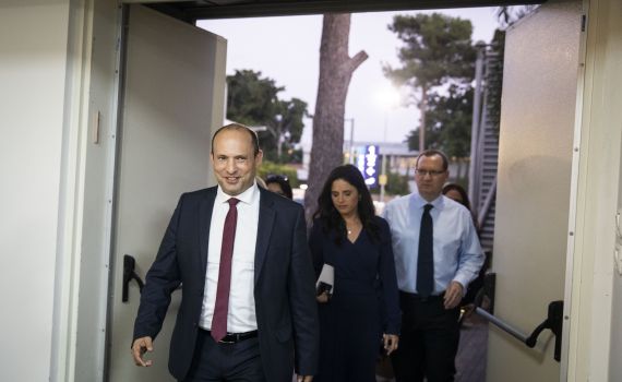 בנט בקבוצה סגורה: "מכוון למצביעי כחול לבן וליברמן"