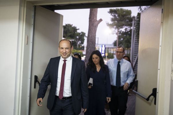 בנט בקבוצה סגורה: "מכוון למצביעי כחול לבן וליברמן"