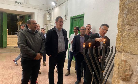 גדעון סער הדליק נר שני במערת המכפלה