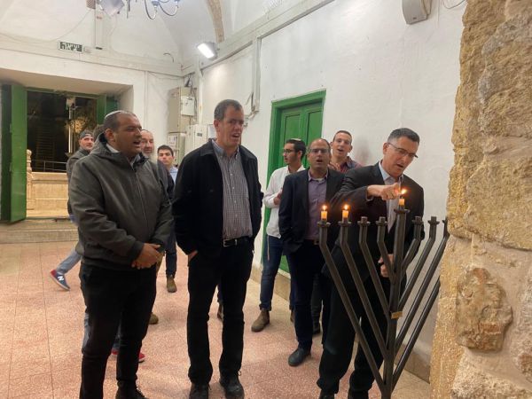 גדעון סער הדליק נר שני במערת המכפלה