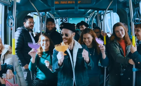 חנוכה בבירה: איך גורמים לירושלמים לרקוד? צפו