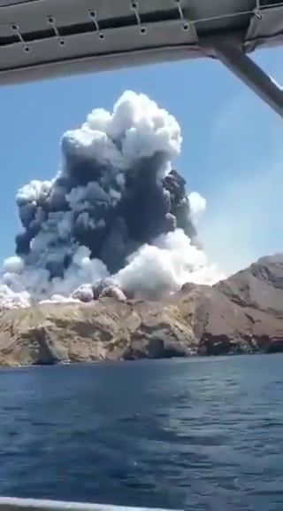 צפו: צונאמי בטונגה בעקבות התפרצות הר געש