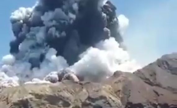 צפו: צונאמי בטונגה בעקבות התפרצות הר געש