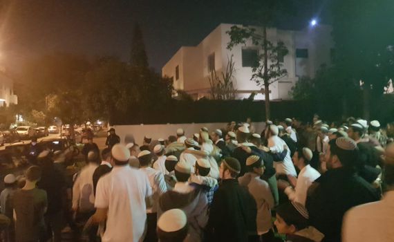 מאות מפגינים מול הבית של חולדאי: לא נוותר על השבת