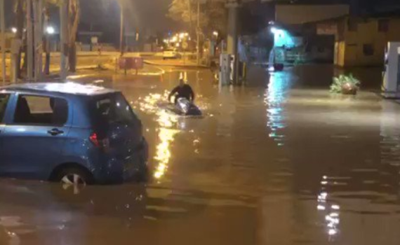 הצפות ונזקים בחיפה: עץ קרס, משפחה חולצה מרכבה