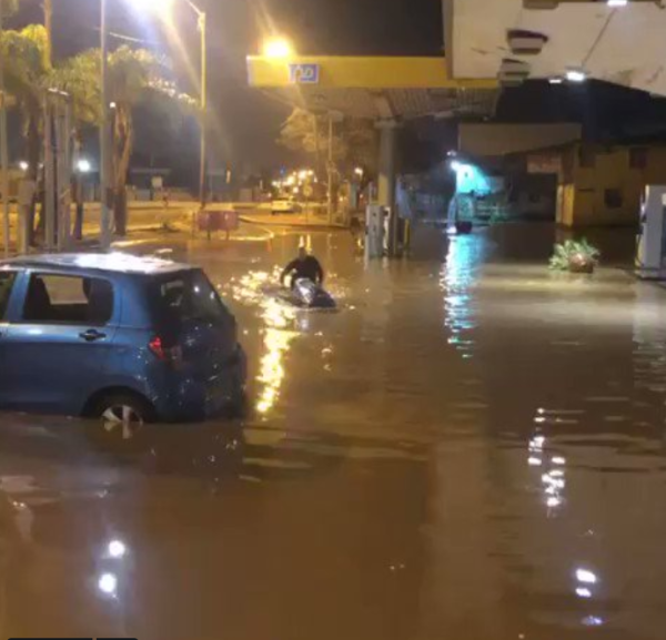 הצפות ונזקים בחיפה: עץ קרס, משפחה חולצה מרכבה