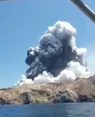 צפו: התפרצות הר געש באי הלבן בניו זילנד