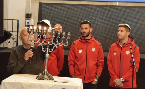 כוכבי הפועל באר שבע הגיעו לשמח ילדים חולי סרטן